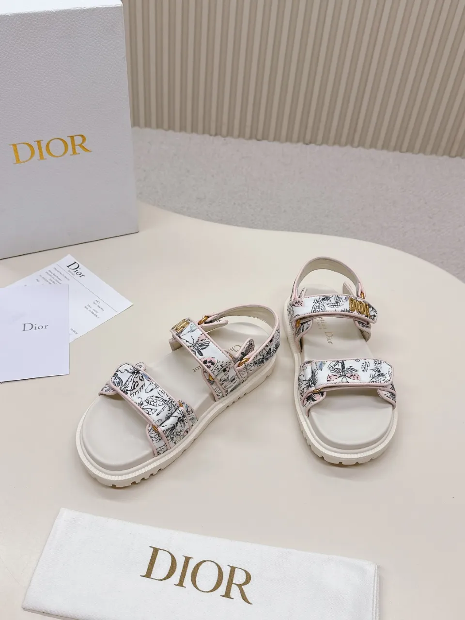 👟👟Ex-factory price 480👟👟 DIOR classic sandals mixed sheepskin DiorAct sandals are fashionable. Paired with an insole that fits the shape of your foot, it's made of exceptionally lightweight and comfortable leather. The upper straps are fastened with Velcro and are decorated with a gold-finish metal "Dior" logo, which complements the style design. These sandals add a modern edge to any look. Fabric: Imported mixed sheepskin Lining: Imported sheepskin Outsole: Original TPU outsole Code number: 35-42 (41 42 customized, non-refundable)